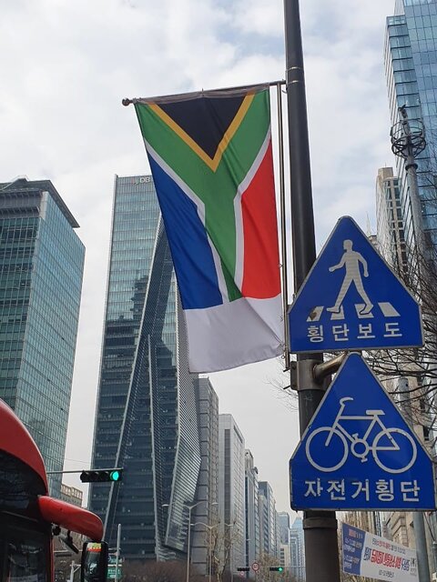 توضیحی در مورد نصب پرچم ایران در کره